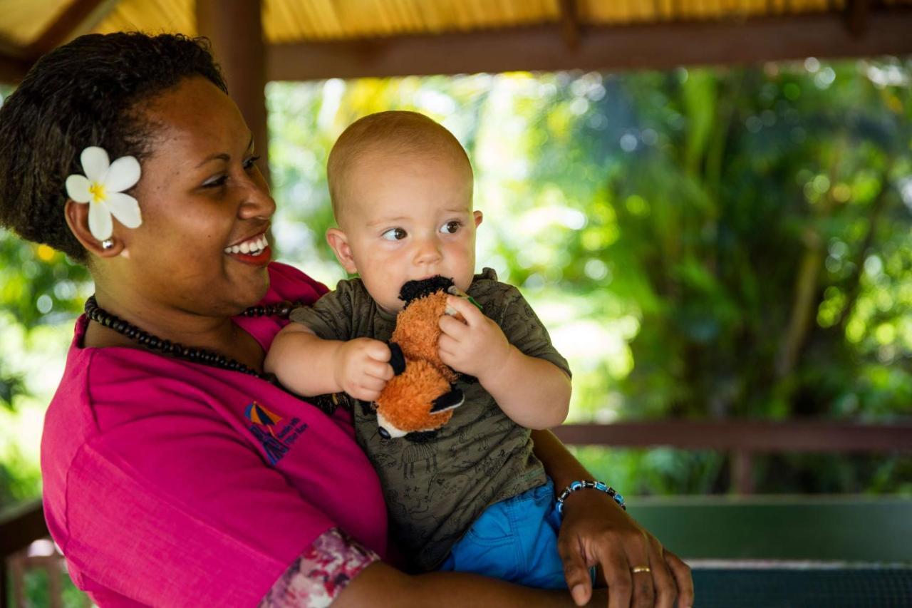 Outrigger Fiji Beach Resort Korotogo Екстериор снимка A mother and child in the Marshall Islands
