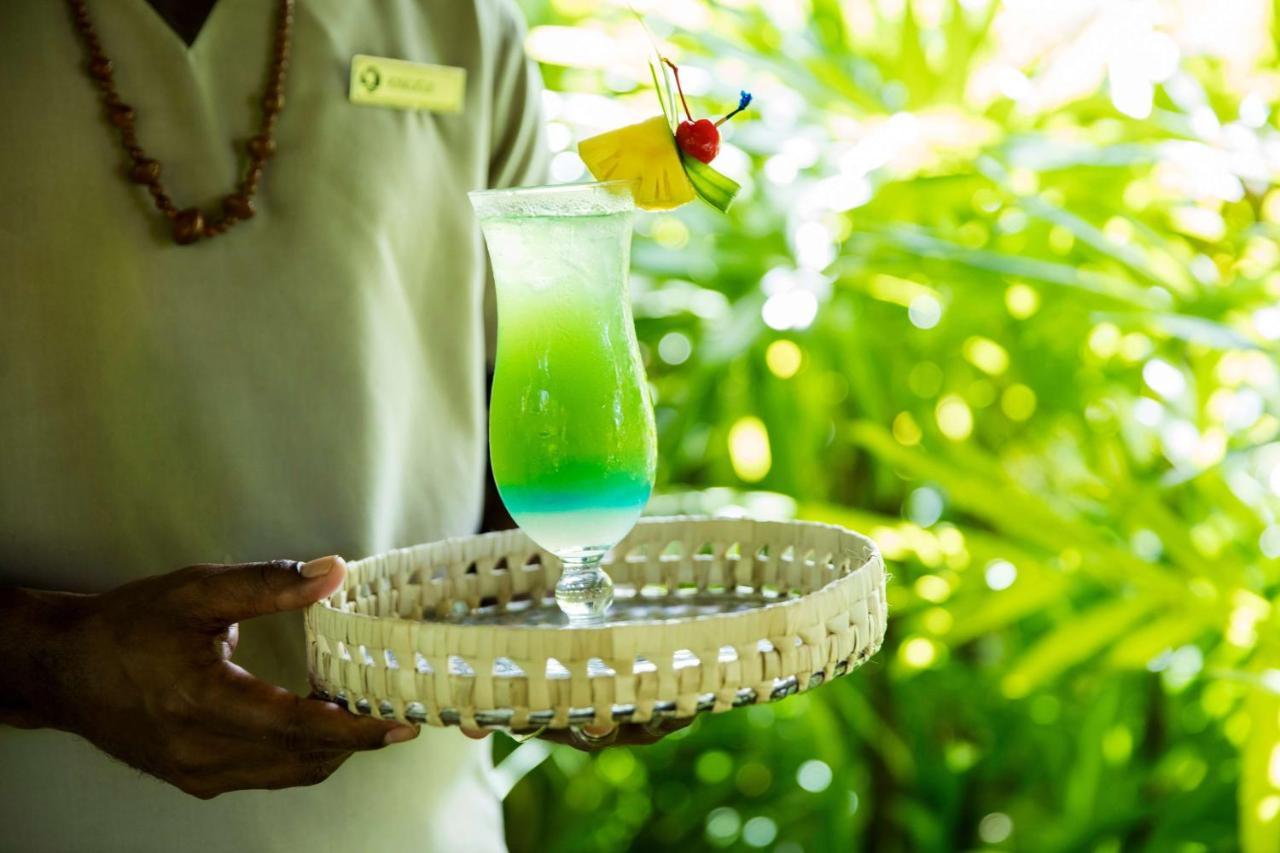 Outrigger Fiji Beach Resort Korotogo Екстериор снимка A server holding a tray