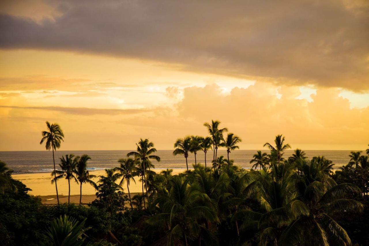 Outrigger Fiji Beach Resort Korotogo Екстериор снимка Sunset at the beach