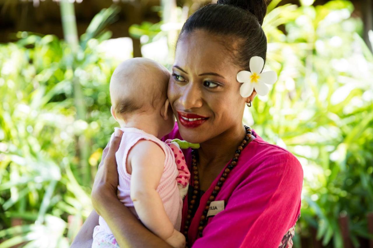 Outrigger Fiji Beach Resort Korotogo Екстериор снимка A mother and child in Samoa