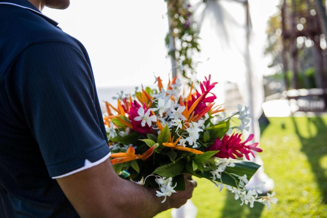 Outrigger Fiji Beach Resort Korotogo Екстериор снимка A bouquet of tropical flowers