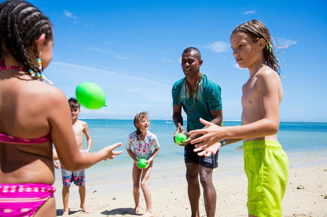 Outrigger Fiji Beach Resort Korotogo Екстериор снимка Children playing with beach balls