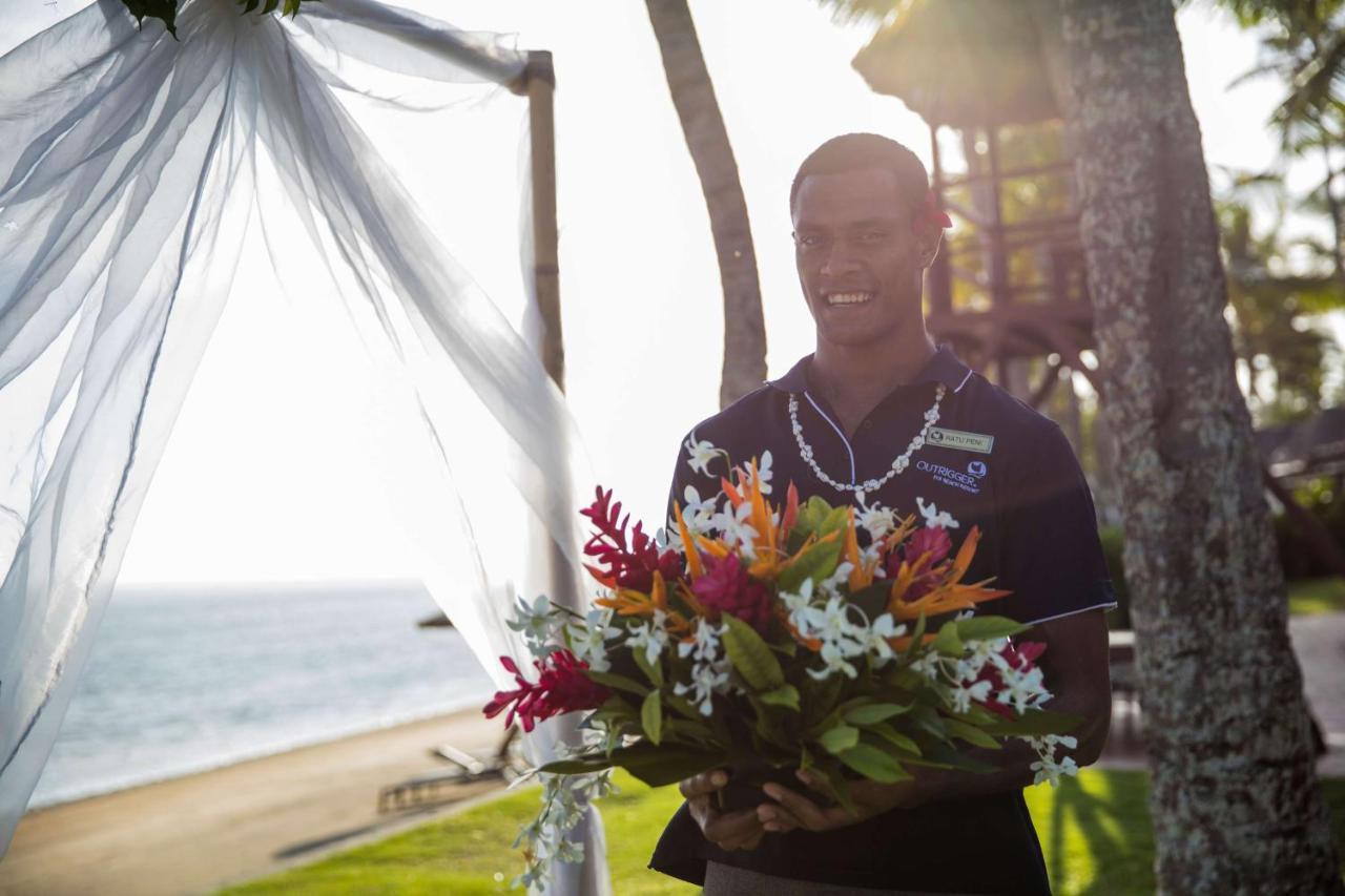 Outrigger Fiji Beach Resort Korotogo Екстериор снимка A staff member at the Four Seasons Resort Maldives at the Landaa Giraavaru