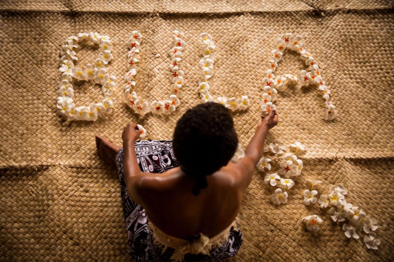 Outrigger Fiji Beach Resort Korotogo Екстериор снимка A Samoan woman weaving a tapa