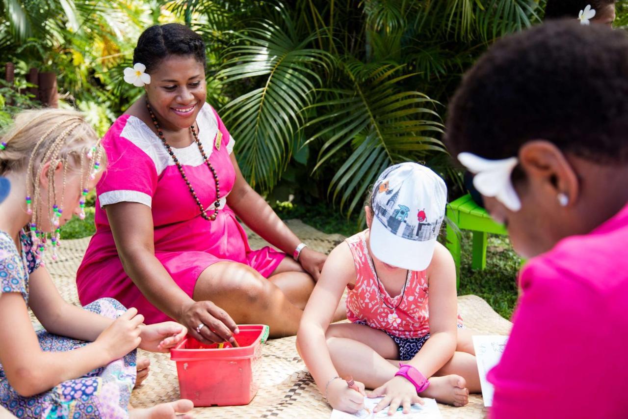 Outrigger Fiji Beach Resort Korotogo Екстериор снимка A woman from the Seychelles with children