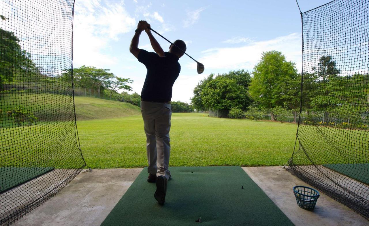 Outrigger Fiji Beach Resort Korotogo Екстериор снимка A golfer practicing at a driving range