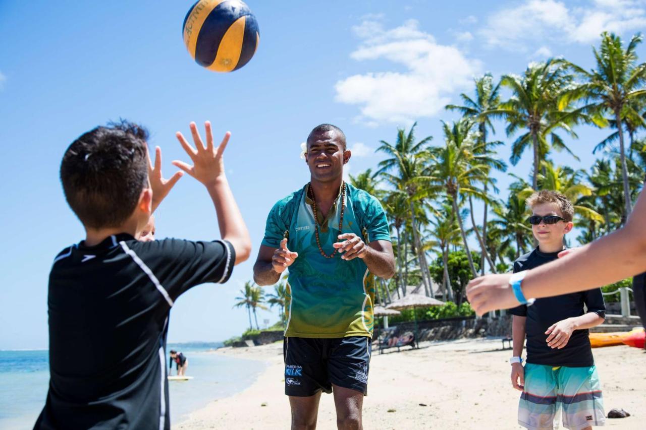 Outrigger Fiji Beach Resort Korotogo Екстериор снимка Children playing beach volleyball