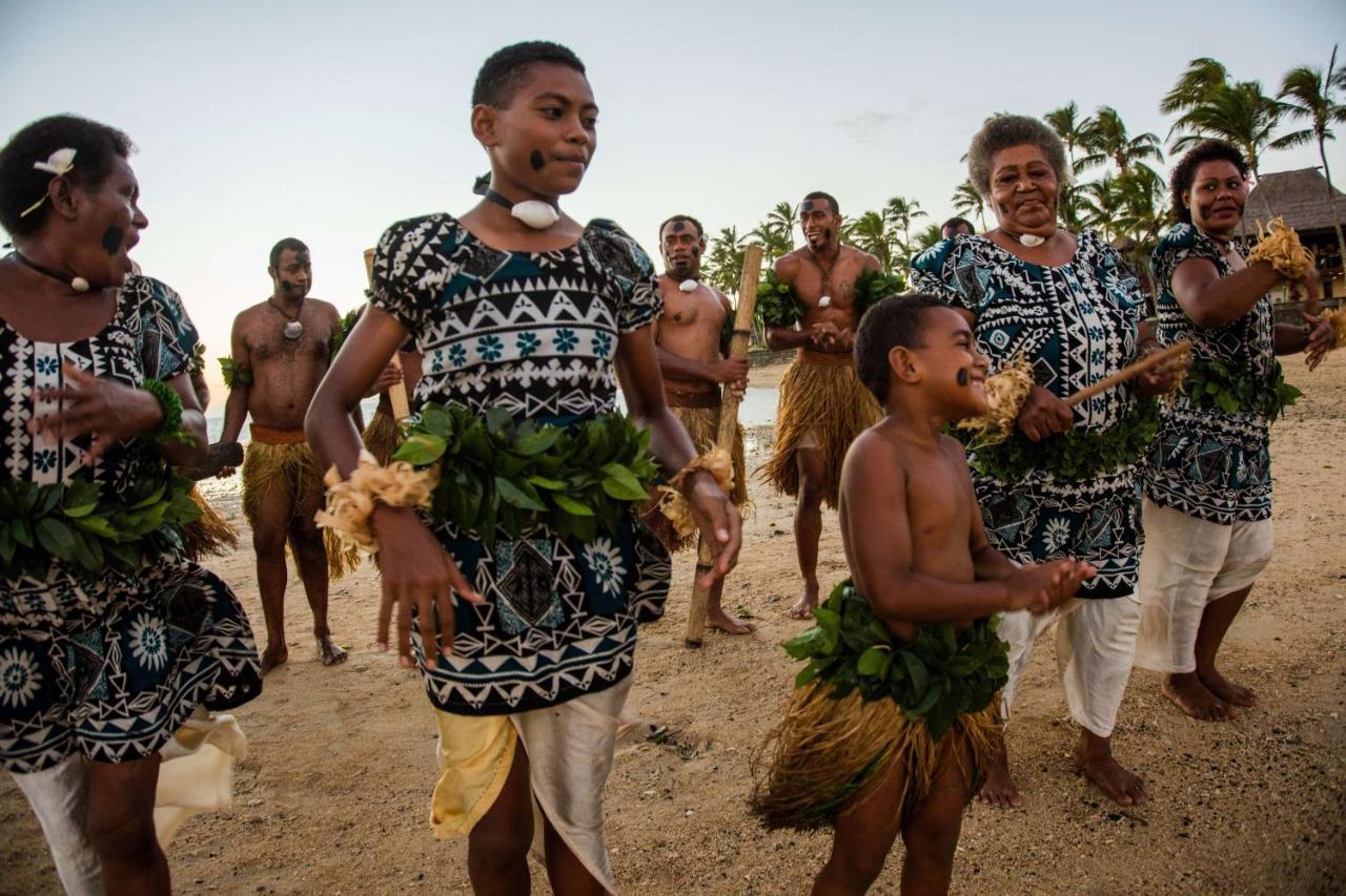 Outrigger Fiji Beach Resort Korotogo Екстериор снимка Tuvaluan dancers