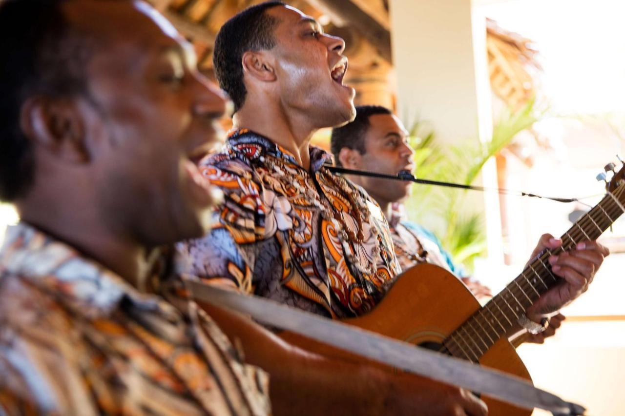 Outrigger Fiji Beach Resort Korotogo Екстериор снимка Musicians at the 2011 conference