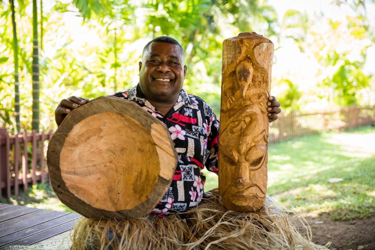 Outrigger Fiji Beach Resort Korotogo Екстериор снимка A man from the Solomon Islands with a drum and a carved post
