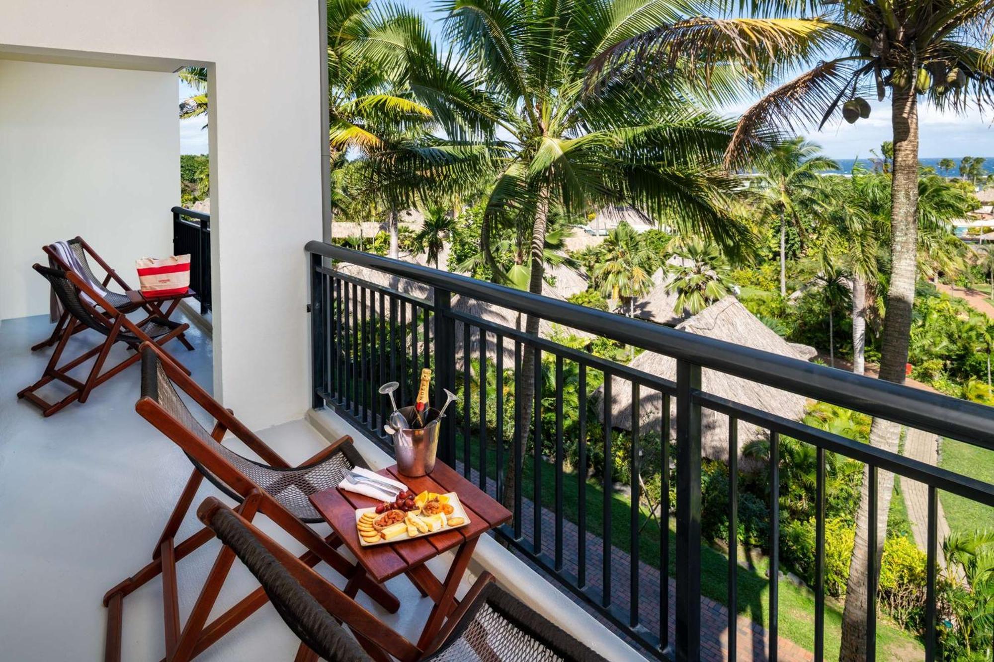 Outrigger Fiji Beach Resort Korotogo Екстериор снимка A balcony