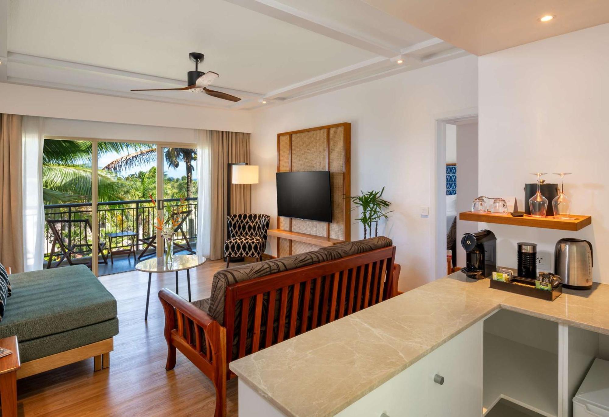 Outrigger Fiji Beach Resort Korotogo Екстериор снимка A suite at the Hilton Maldives